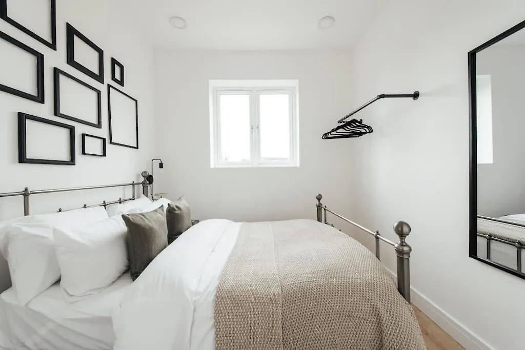Modern 2 Bedroom Flat In Ilford, London United Kingdom