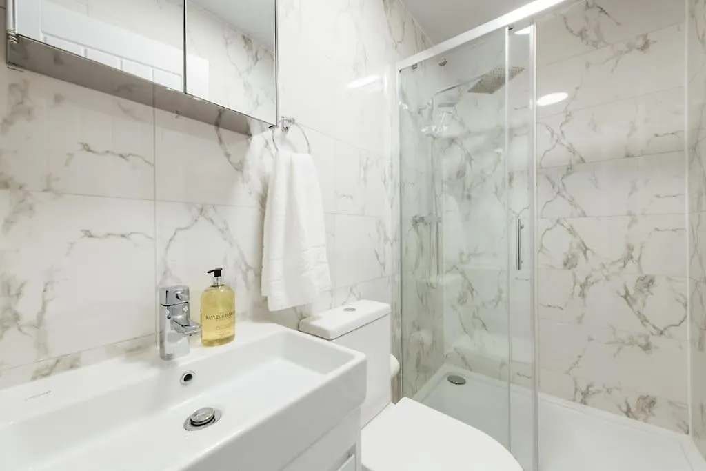 Modern 2 Bedroom Flat In Ilford, London Apartment Ilford