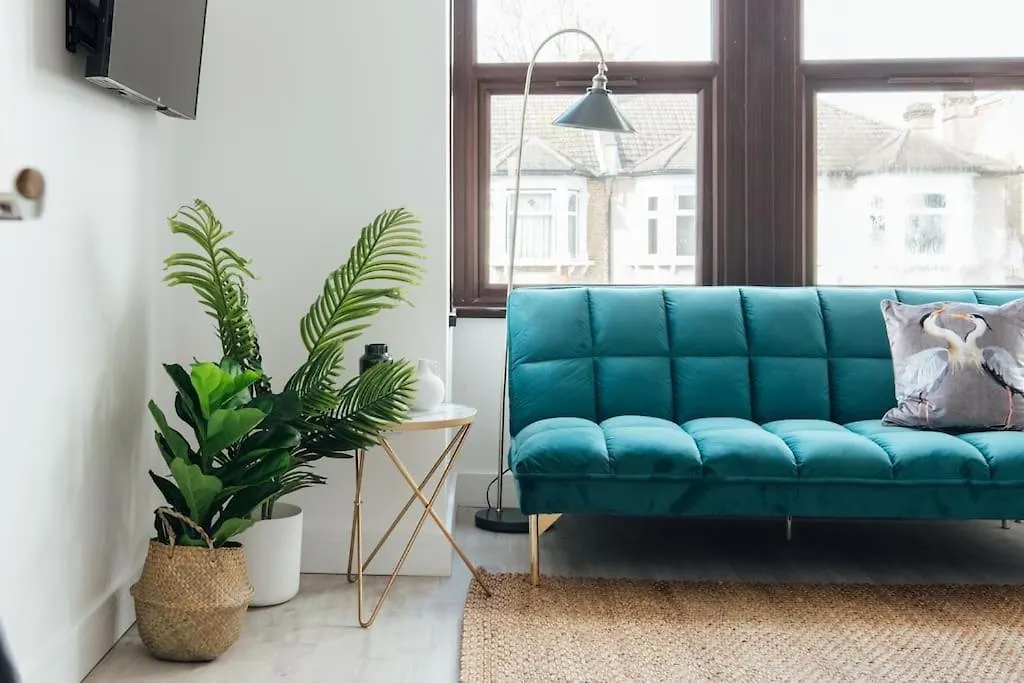 Modern 2 Bedroom Flat In Ilford, London